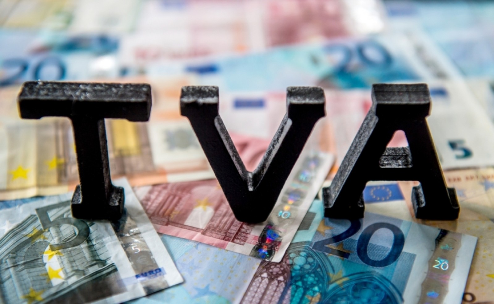 Frauda TVA tip carusel costă România miliarde pe an, piața muncii s-a contractat în 2025 și de ce nu poți sancționa disciplinar un angajat pentru că nu și-a atins targetul de vânzări