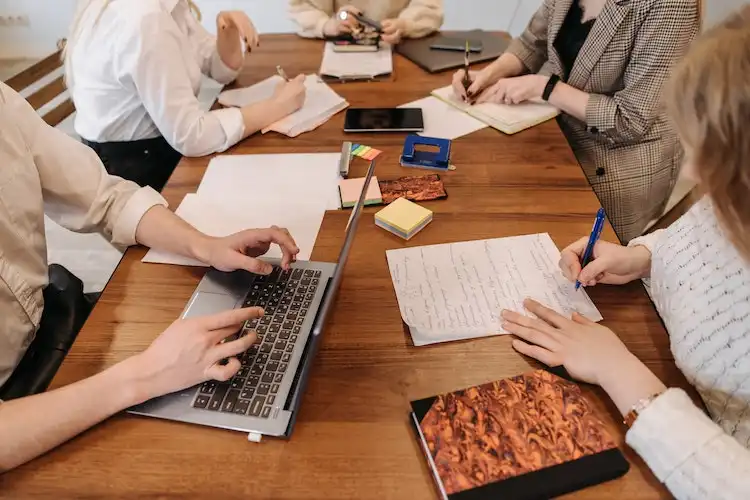Evaluarea profesională a angajaților nu e o simplă formalitate HR — ce trebuie să conțină ca să reziste în instanță și ce greșeli frecvente fac angajatorii
