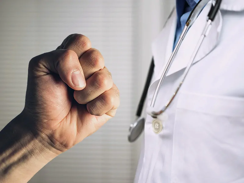 Legea 166/2026: pedepse mai mari pentru cei care agresează personalul medical